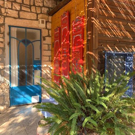 בית האבן העתיק מ-1885 עם מגונית פרטית בחצר Rosch Pina Exterior foto