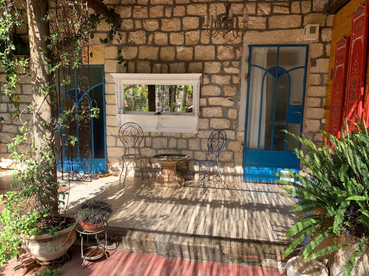 בית האבן העתיק מ-1885 עם מגונית פרטית בחצר Rosch Pina Exterior foto