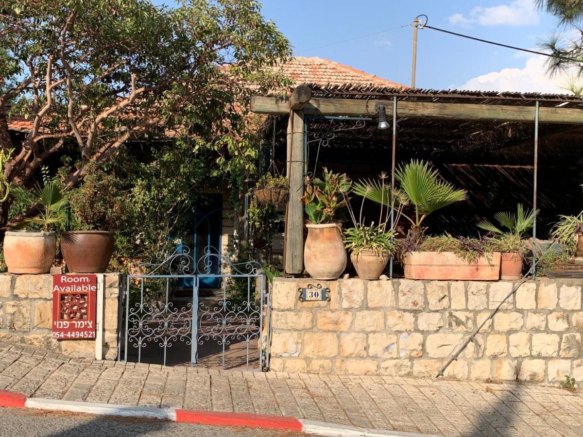 בית האבן העתיק מ-1885 עם מגונית פרטית בחצר Rosch Pina Exterior foto