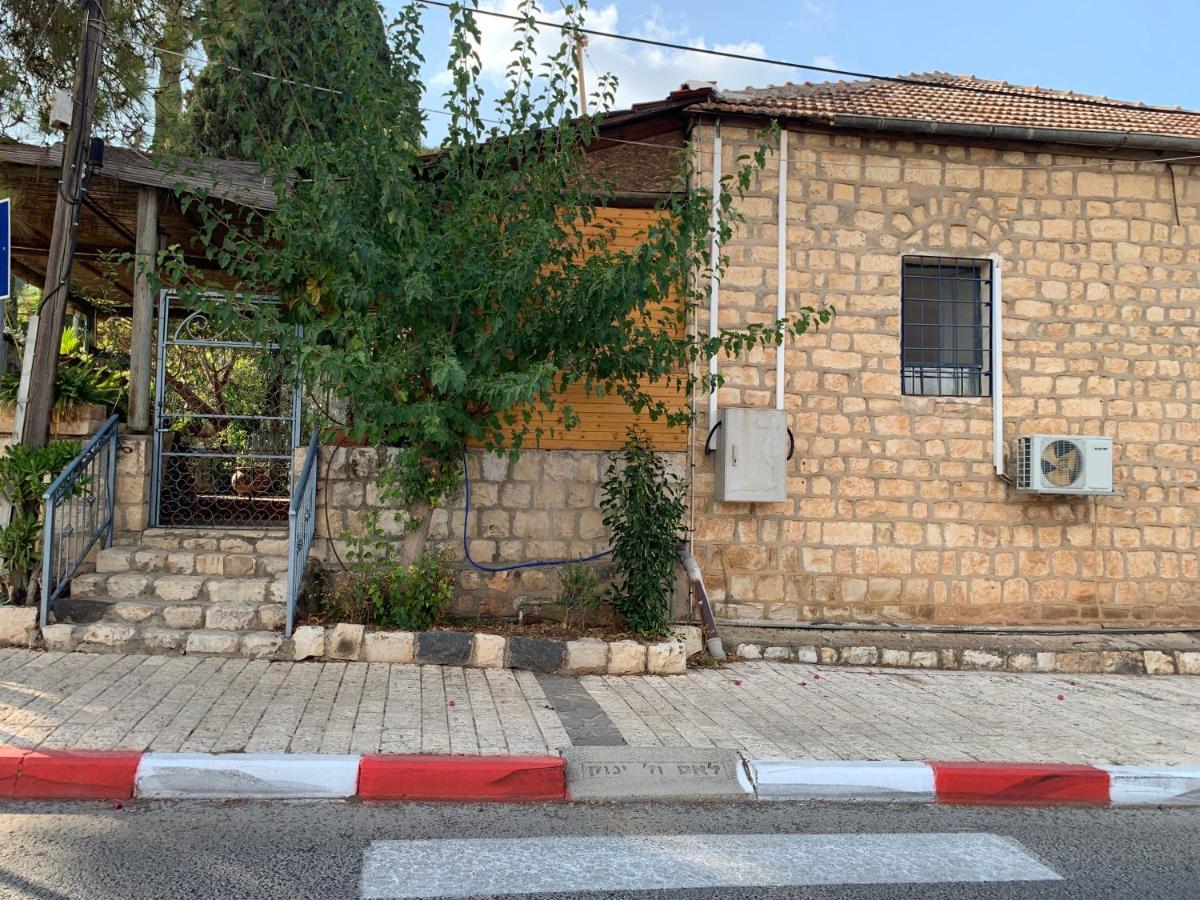 בית האבן העתיק מ-1885 עם מגונית פרטית בחצר Rosch Pina Exterior foto