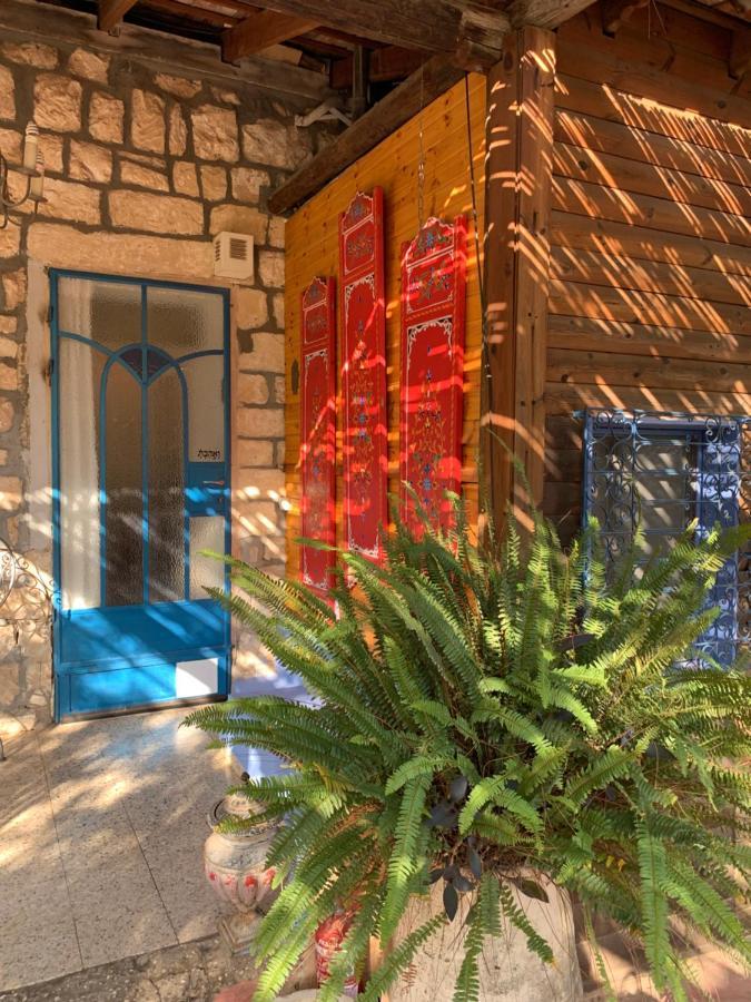 בית האבן העתיק מ-1885 עם מגונית פרטית בחצר Rosch Pina Exterior foto
