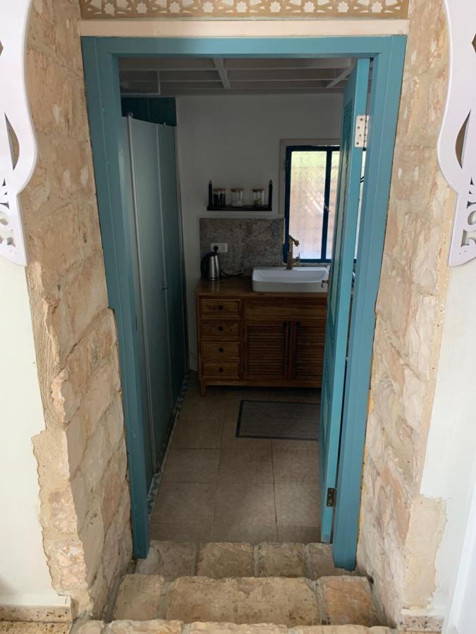 בית האבן העתיק מ-1885 עם מגונית פרטית בחצר Rosch Pina Exterior foto
