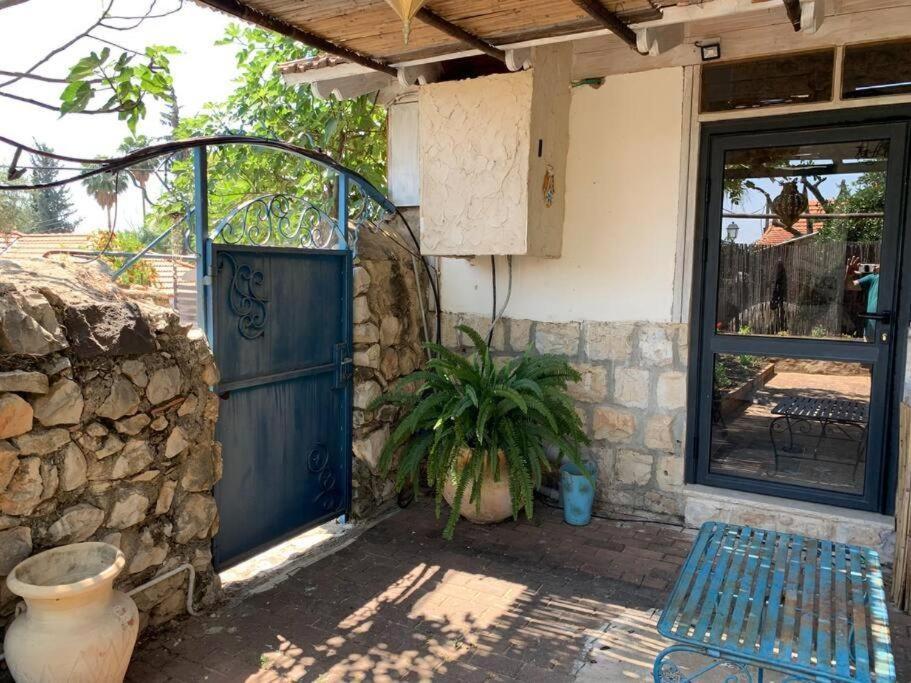 בית האבן העתיק מ-1885 עם מגונית פרטית בחצר Rosch Pina Exterior foto